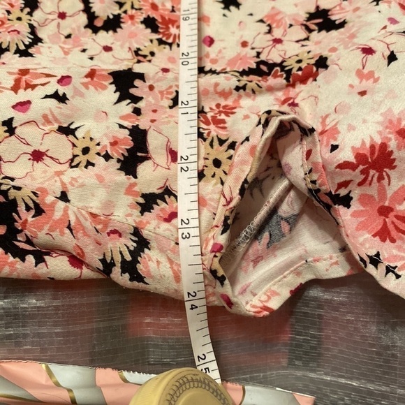 VAN Heusen Wrap Around Top. Fun field full of flowers 🌸 print. Size XL - Picture 9 of 10